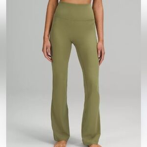 Lululemon Athletica Groove Pant SHR Flare
Nulu